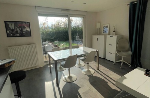 Poteries Apartment | Modern apartment with garden/Tram/free parking