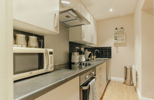 Sheffield Apartment | Modern Apartment with Netflix/free parking. B8