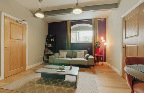 Sheffield Apartment | Modern Apartment with Netflix/free parking. B8