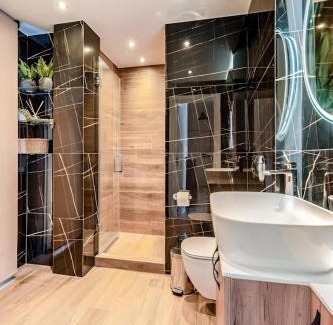 Vardaris Apartment | Modern Apartment with Large Balcony & City Views Central Thessaloniki