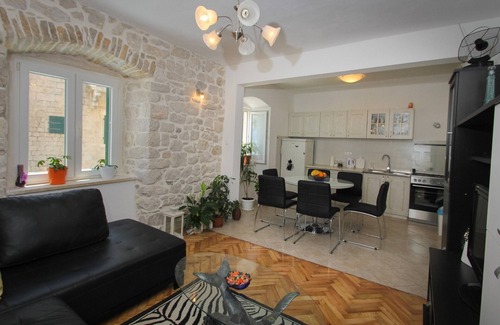 Kastel Stari Apartment | Modern apt in the stone house in the very center