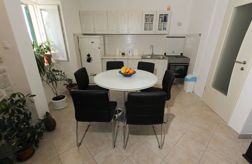 Kastel Stari Apartment | Modern apt in the stone house in the very center
