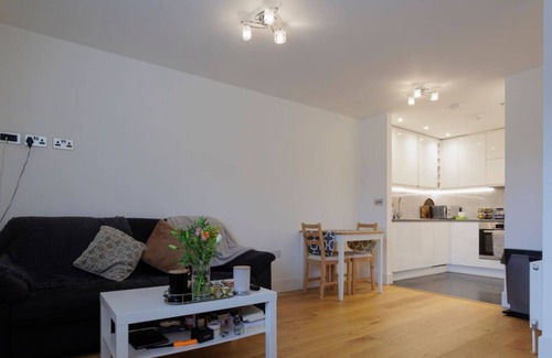 Grove Apartment | Modern Apt next to Station near Hampton Court