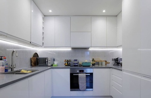 Grove Apartment | Modern Apt next to Station near Hampton Court