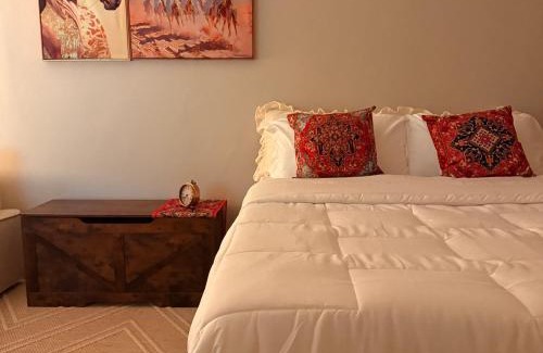 Ghirnatah Apartment | Modern Arabian charm Studio - Self check in- استديو غرفة بجلسة جانبية بطابع سعودي- تسجيل دخول ذاتي