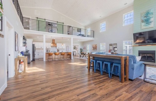 Clay City House | Modern Barndo/Hot Tub/Fire Pit/Rec Room/20min RRG