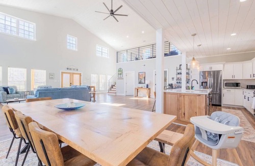 Clay City House | Modern Barndo/Hot Tub/Fire Pit/Rec Room/20min RRG