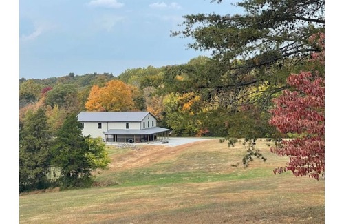 Bonnieville House | Modern Barndomanium on beautiful farm! 4 R -2.5 B