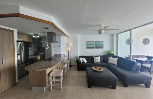 Villas Del Mar Condo | Modern Beach Front Apartment, Underground parking & fast wifi - 100 Mbps