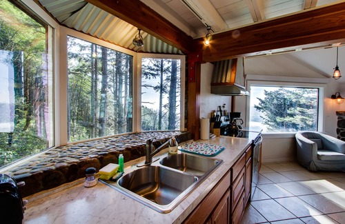 Yachats Cabin | Modern beachfront cabin south of Yachats - lovely ocean views, deck & firepit
