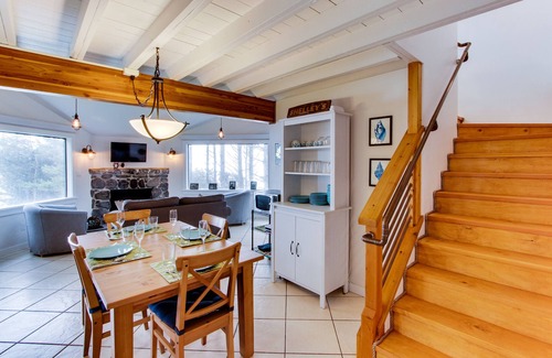 Yachats Cabin | Modern beachfront cabin south of Yachats - lovely ocean views, deck & firepit