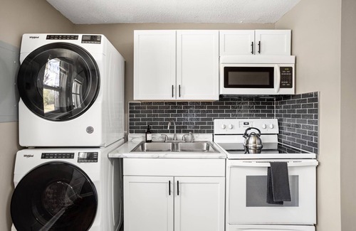 Wayne House | Modern Boho Villas 10 min Airpt./Speedway