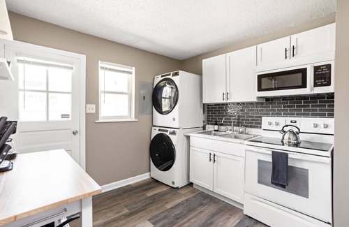 Wayne House | Modern Boho Villas 10 min Airpt./Speedway