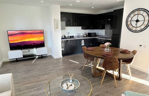 Wembley Park Apartment | Modern Brand New Large Flat | Balcony Stadium View
