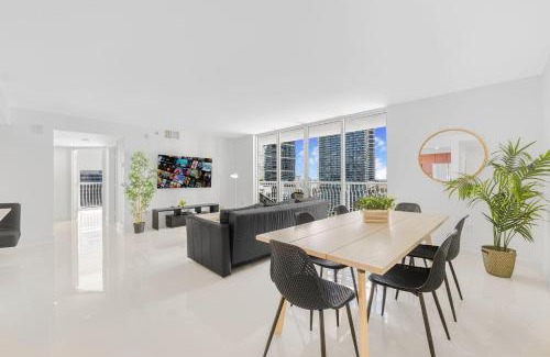 Brickell Apartment | Modern Brickell Condo with Prime City Views
