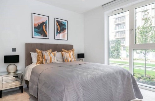 Shepherd's Bush Apartment | Modern bright 1 bedroom flat with balcony, courtyard, spa, gym & 24-hr concierge