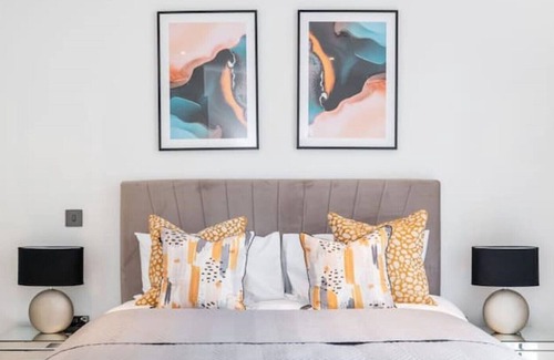 Shepherd's Bush Apartment | Modern bright 1 bedroom flat with balcony, courtyard, spa, gym & 24-hr concierge