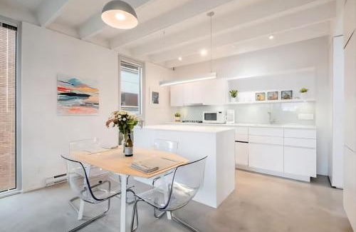 Chinatown Apartment | Modern, Bright & Central 1-Bed Downtown Apt close to Rogers Arena