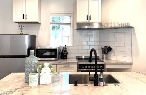 Redwood City Cottage | Modern & Bright Cottage Walkable to Cafes and Shops