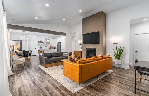 Mica House | Modern & Bright Newly Built Home! Clean Relaxing Comfy Minutes to Hiking