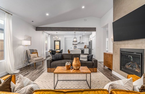 Mica House | Modern & Bright Newly Built Home! Clean Relaxing Comfy Minutes to Hiking