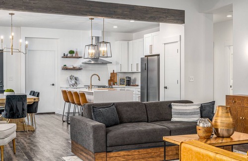 Mica House | Modern & Bright Newly Built Home! Clean Relaxing Comfy Minutes to Hiking