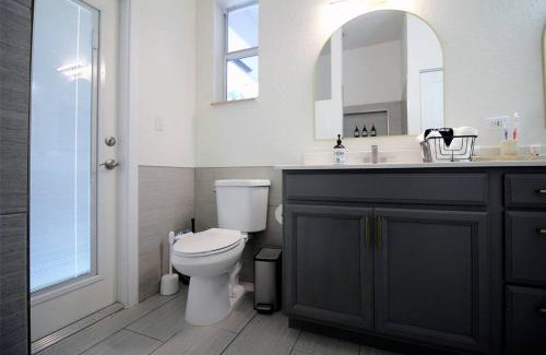 Dania Beach House | Modern & Bright Retreat by the Beach, Airport & Casino! Pool & Jacuzzi!