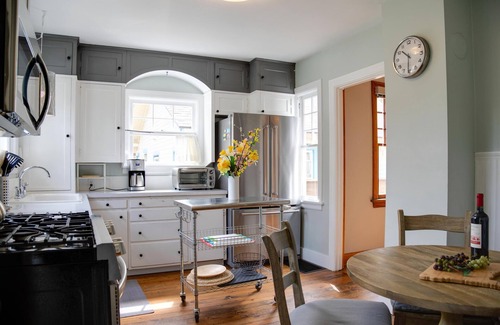 Old Bend House | Modern bungalow charm! Steps to downtown & the surf wave, salt water hot tub!