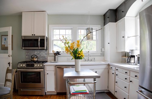 Old Bend House | Modern bungalow charm! Steps to downtown & the surf wave, salt water hot tub!