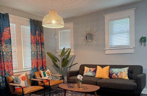 North Hyde Park House | Modern Bungalow w/ King Bed*Pets*Extended Stay--Heart of Tampa