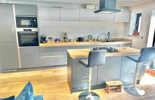 Bournemouth House | Modern Bungalow with Garden, Hot Tub + Sky Sports! Close to Beach