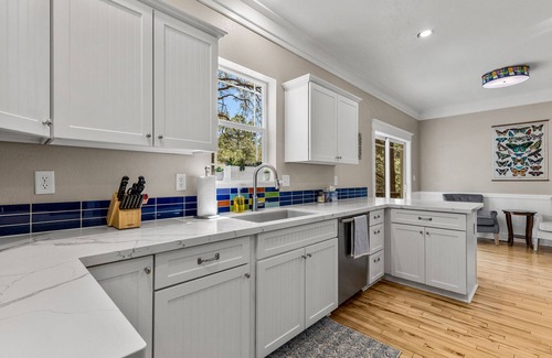 Ponderosa Trails Cabin | Modern Cabin Minutes to Flagstaff! Trailside Retreat w/Trails/Park & 2 Car Garage