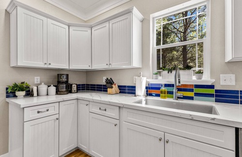 Ponderosa Trails Cabin | Modern Cabin Minutes to Flagstaff! Trailside Retreat w/Trails/Park & 2 Car Garage