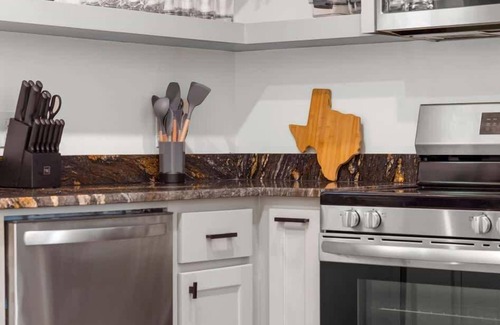 Tyler House | Modern Cabin Retreat Easy Drive to Canton/Tyler