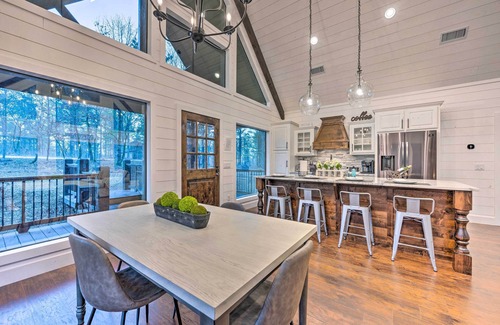 Broken Bow Cabin | Modern Cabin w/Hot Tub: 1 Mi from Hochatown!