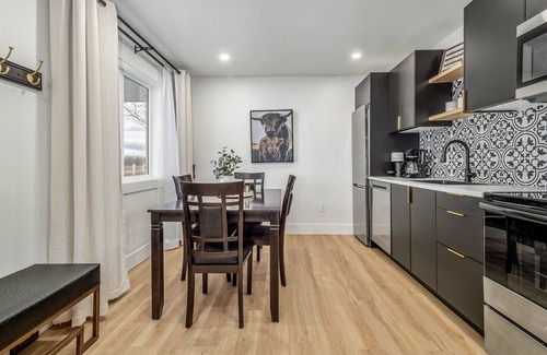 Fort Macleod Cabin | Modern cabin with King Bed, full kitchen and laundry.