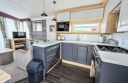 Great Yarmouth House | Modern caravan at Caldecott Hall with decking in Norfolk, sleeps 8 ref 91068C