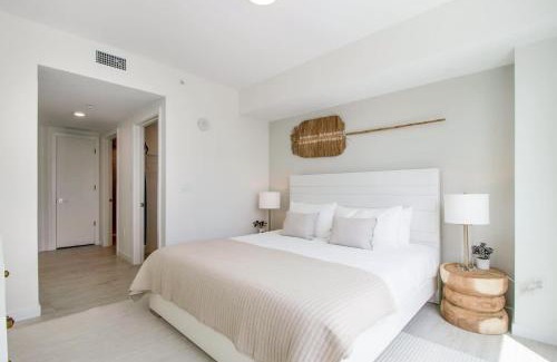 Northeast Miami Apartment | Modern Central 2-bedroom 2-bathroom Pool Parking