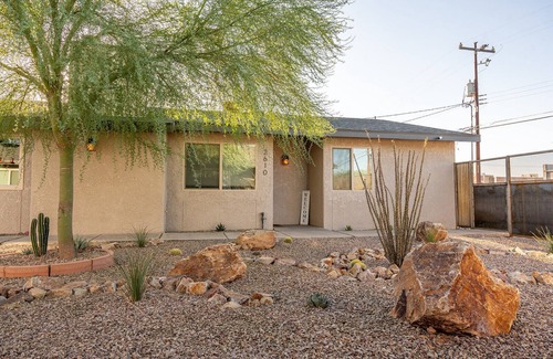 Grant - Glenn Condo | Modern Central Gem near UofA, UMC, TMC, downtown: 2 King Beds & Chef's Kitchen