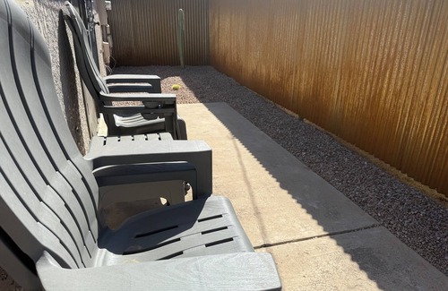 Grant - Glenn Condo | Modern Central Gem near UofA, UMC, TMC, downtown: 2 King Beds & Chef's Kitchen