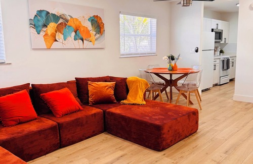 Highland Garden Apartment | Modern Central Hollywood 2BDx2BA - Free Parking, High Speed WIFI and AC