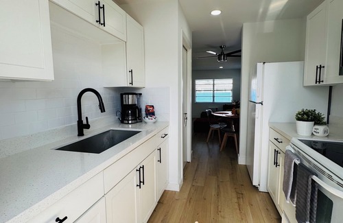 Highland Garden Apartment | Modern Central Hollywood 2BDx2BA - Free Parking, High Speed WIFI and AC