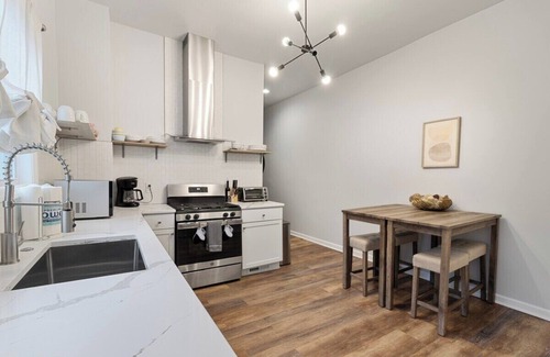 Columbia-Tusculum House | Modern & Central Single Level abode: 3 King beds