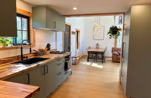 Goshen Ski Chalet | Modern Chalet by Mt. Sunapee with Spa