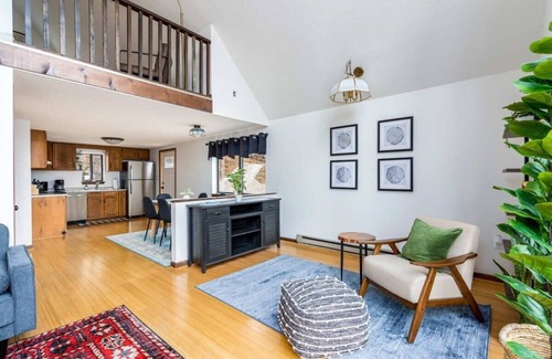 Ridgeway Ski Chalet | Modern Chalet w Hot Tub, Large Deck, Grill & WiFi