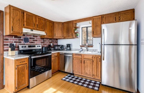 Ridgeway Ski Chalet | Modern Chalet w Hot Tub, Large Deck, Grill & WiFi