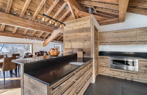 Meribel Village Ski Chalet | Modern Chalet with Jacuzzi, Sauna & Prime Location Near Ski Lifts