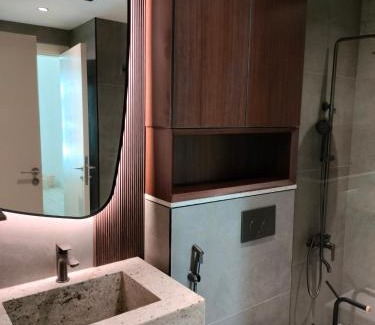 The Greens Apartment | Modern-Chic 1BR in The Greens - Central Dubai