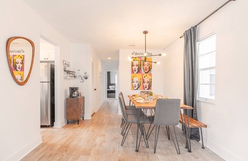 Survey Creek Apartment | Modern Chic Getaway - Sleeps 11 - Palmwavestays