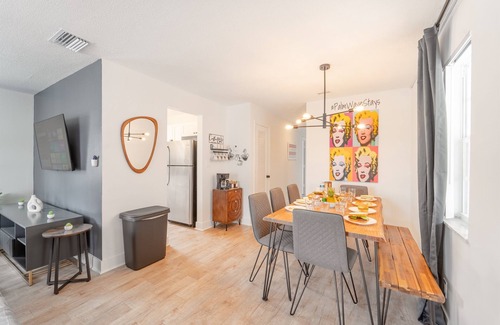 Survey Creek Apartment | Modern Chic Getaway - Sleeps 11 - Palmwavestays